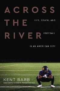 Libro in inglese Across the River: Life, Death, and Football in an American City Kent Babb