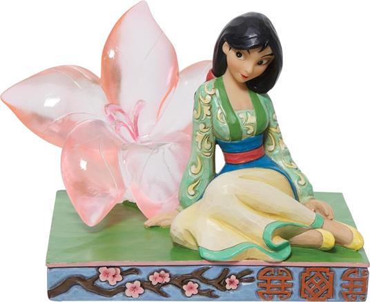 Mulan Seduta con Fiore di Ciliegio
