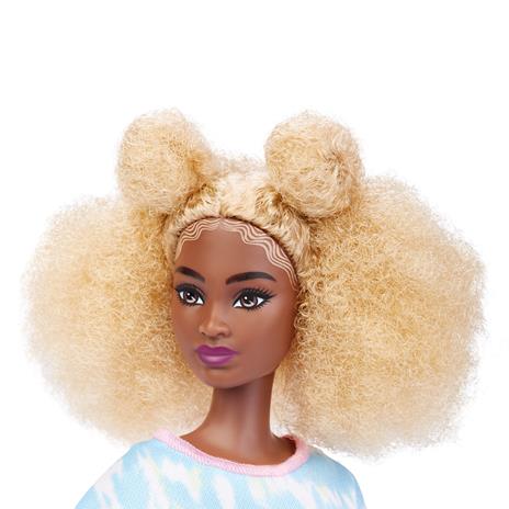 Barbie Fashionistas Bambola n. 180 Alta con Silhouette e Tonalità Diverse Capelli Afro Biondi tutina Tie-Dye - 5