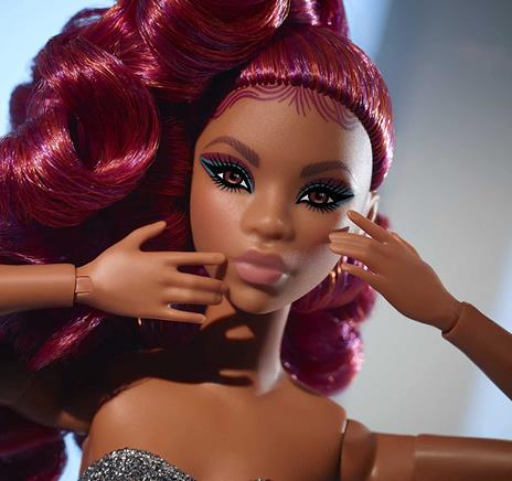 Barbie- Bambola Signature Barbie Looks Bionda, Snodata, con Crop Top, Gonna Tubino Argenta e Capelli Corti Biondi - 3