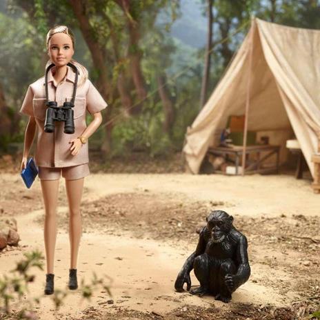 Barbie - Barbie Signature Inspiring Women Jane Goodall, bambola da collezione realizzata con materiali riciclati - 2