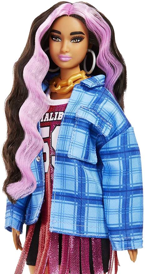 Barbie - Extra Bambola Snodata con Lunghissimi Capelli Ondulati con Ciocche Rosa , Giocattolo per Bambini 3+ Anni, HDJ46 - 3
