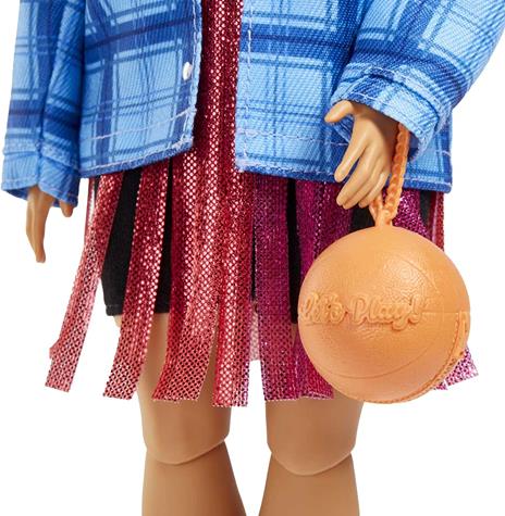 Barbie - Extra Bambola Snodata con Lunghissimi Capelli Ondulati con Ciocche Rosa , Giocattolo per Bambini 3+ Anni, HDJ46 - 4