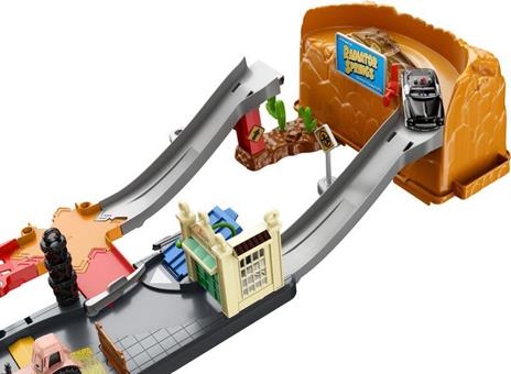 Cars - Corsa a Radiator Springs Playset con contenitore, con oltre 20 pezzi include veicolo Saetta McQueen - 20