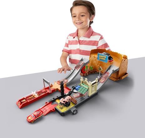 Cars - Corsa a Radiator Springs Playset con contenitore, con oltre 20 pezzi include veicolo Saetta McQueen - 21