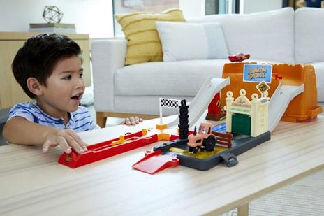 Cars - Corsa a Radiator Springs Playset con contenitore, con oltre 20 pezzi include veicolo Saetta McQueen - 3