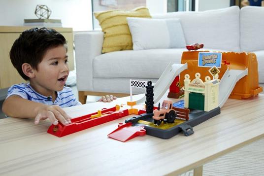 Cars - Corsa a Radiator Springs Playset con contenitore, con oltre 20 pezzi include veicolo Saetta McQueen - 3