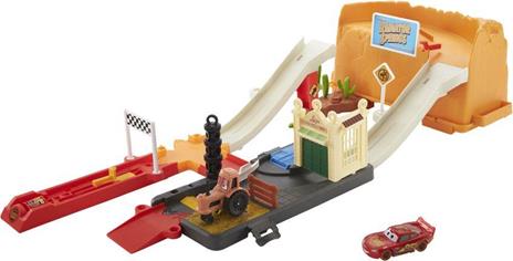 Cars - Corsa a Radiator Springs Playset con contenitore, con oltre 20 pezzi include veicolo Saetta McQueen - 5