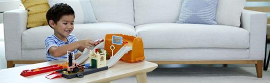 Cars - Corsa a Radiator Springs Playset con contenitore, con oltre 20 pezzi include veicolo Saetta McQueen - 7