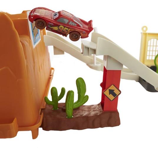 Cars - Corsa a Radiator Springs Playset con contenitore, con oltre 20 pezzi include veicolo Saetta McQueen - 11