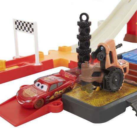 Cars - Corsa a Radiator Springs Playset con contenitore, con oltre 20 pezzi include veicolo Saetta McQueen - 15