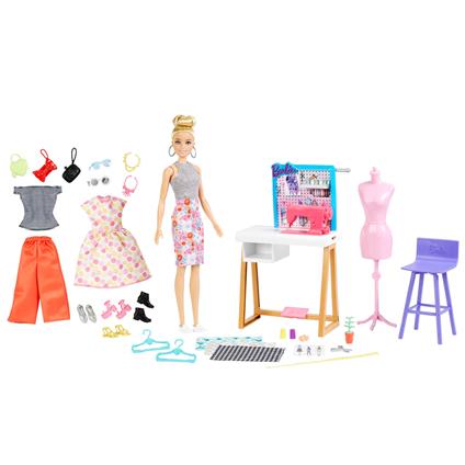 Barbie,  playset atelier con bambola barbie stilista, outfit alla moda e tantissimi accessori, giocattolo per bambini 3+ anni