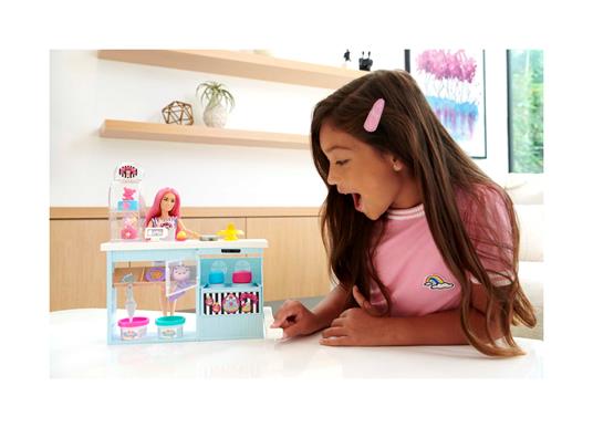 Barbie Pasticceria - Playset con Bambola e Postazione da Pasticceria - Bambola da 30 cm - Oltre 20 Accessori per Dolci