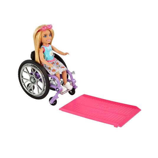 Barbie - Chelsea bambola bionda con sedia a rotelle, che indossa gonna e occhiali da sole, include rampa e foglio adesivi - 3
