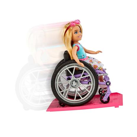 Barbie - Chelsea bambola bionda con sedia a rotelle, che indossa gonna e occhiali da sole, include rampa e foglio adesivi - 4