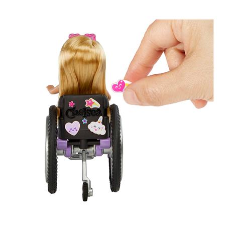 Barbie - Chelsea bambola bionda con sedia a rotelle, che indossa gonna e occhiali da sole, include rampa e foglio adesivi - 5