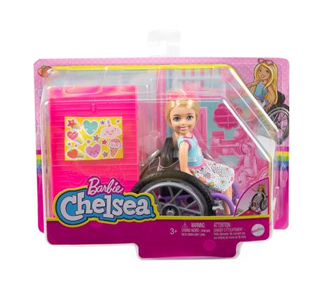 Barbie - Chelsea bambola bionda con sedia a rotelle, che indossa gonna e occhiali da sole, include rampa e foglio adesivi - 6
