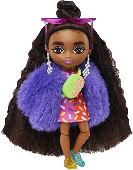 Barbie Extra Minis Mini Bambola Articolata con Vestito Rosa e Rosso, Pelliccia Viola e Morbidi Capelli Ricci