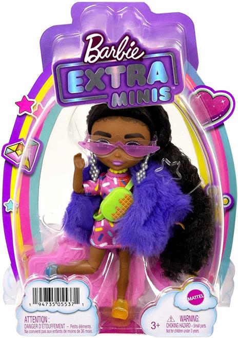 Barbie Extra Minis Mini Bambola Articolata con Vestito Rosa e Rosso, Pelliccia Viola e Morbidi Capelli Ricci - 6