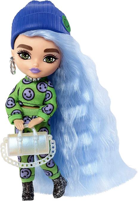 Barbie Extra Minis Mini Bambola Articolata con Look Felpa e Pantaloni con Emoji e Morbidi Capelli Blu Ghiaccio