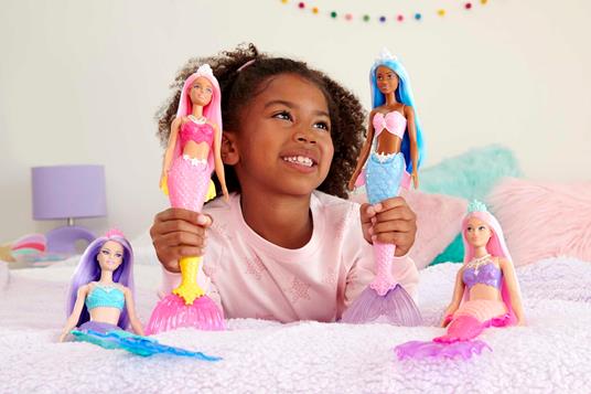 Barbie Dreamtopia, bambola dai capelli blu e coroncina regale, con corpetto a conchiglia e la coda multicolore sfumata - 2