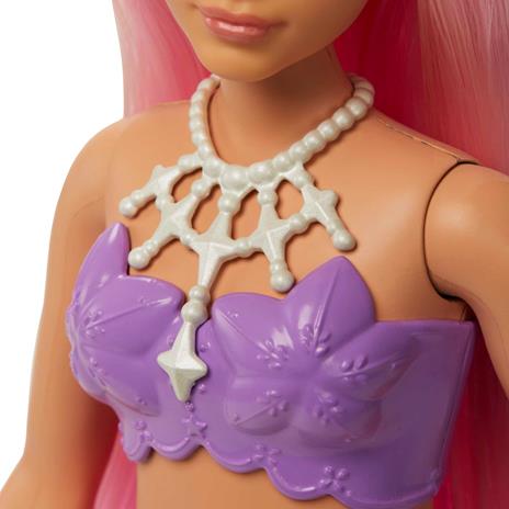 Barbie Dreamtopia, bambola dai capelli rosa con coroncina regale, con corpetto a conchiglia e la coda multicolore sfumata - 4