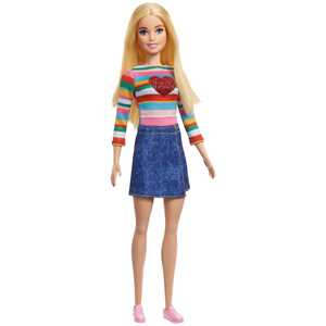 Giocattolo Barbie - Barbie Siamo in Due Barbie "Malibu" Roberts, bambola bionda con maglia arcobaleno, gonna di jeans e scarpe Barbie