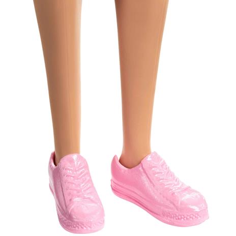 Barbie - Barbie Siamo in Due Barbie "Malibu" Roberts, bambola bionda con maglia arcobaleno, gonna di jeans e scarpe - 5