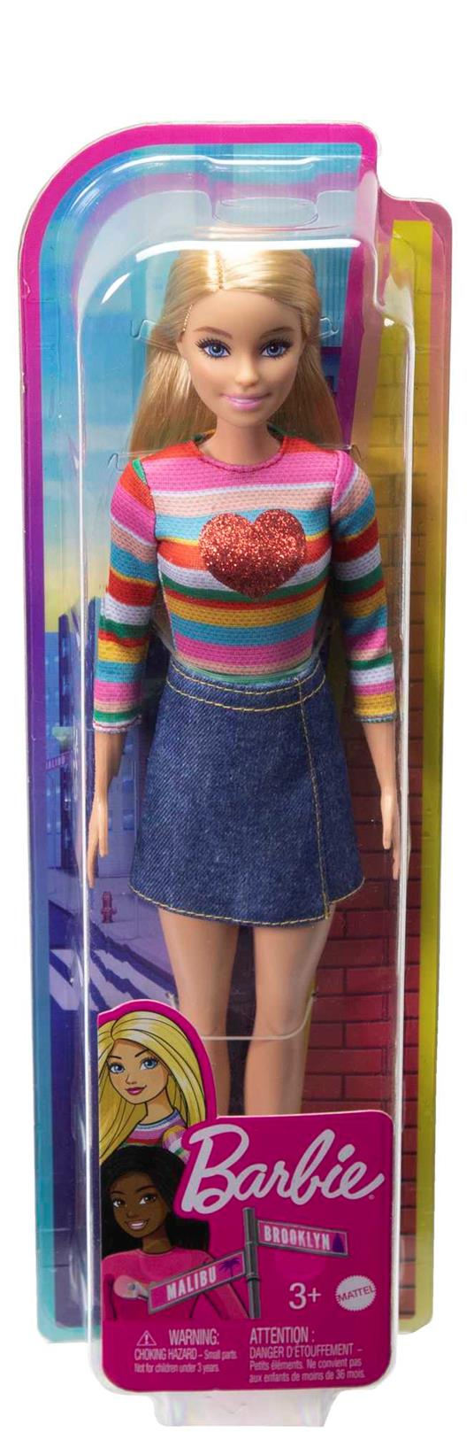 Barbie - Barbie Siamo in Due Barbie "Malibu" Roberts, bambola bionda con maglia arcobaleno, gonna di jeans e scarpe - 6