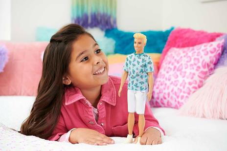 Bambola Barbie Ken Fashionistas #211 con capelli biondi, con maglietta a forma di cactus - 2