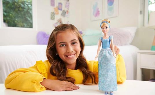 Disney princess  cenerentola bambola snodata, con capi e accessori scintillanti ispirati al film disney - 2