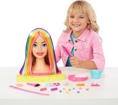 Barbie super chioma hairstyle capelli arcobaleno, testa pettinabile con capelli biondi e ciocche arcobaleno fluo - 2