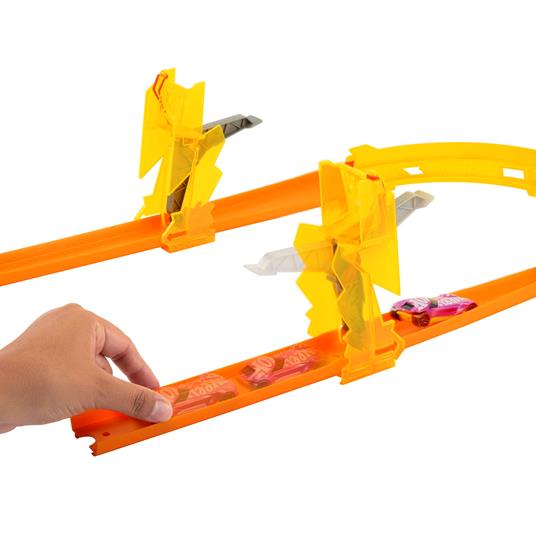 Hot Wheels - Track Builder Assortimento Box Medio Deluxe con pezzi di pista, 1 macchinina e accessori in un box impilabile - 3