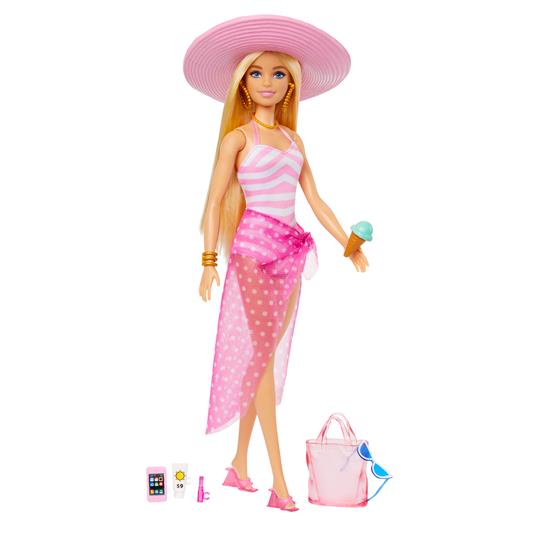 ?Barbie Movie - Barbie bambola bionda con costume da bagno rosa e bianco, cappello da sole, tote bag e accessori da spiaggia