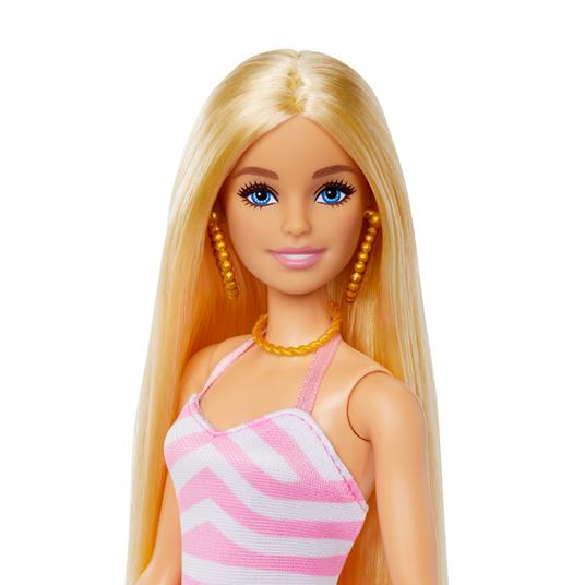 ?Barbie Movie - Barbie bambola bionda con costume da bagno rosa e bianco, cappello da sole, tote bag e accessori da spiaggia - 2