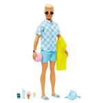 ?Barbie Movie - Ken bambola bionda con camicia blu a bottoni e costume da bagno, visiera, telo mare e accessori da spiaggia