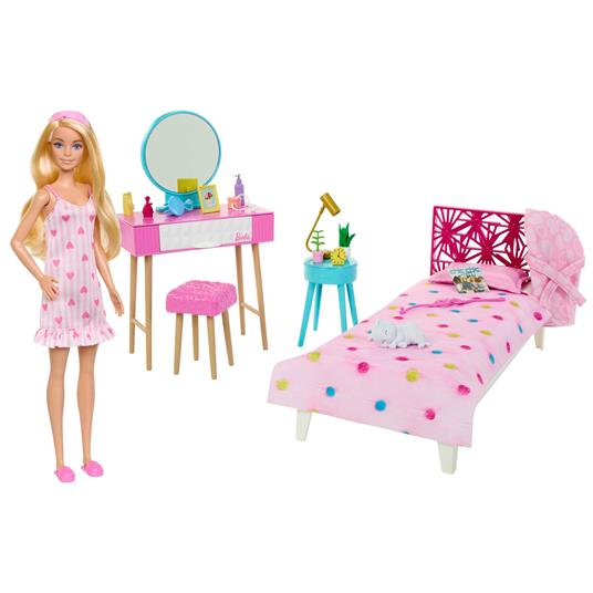 ?Barbie Movie - Playset della camera da letto di Barbie include una bambola Barbie, un letto, una specchiera, un gattino