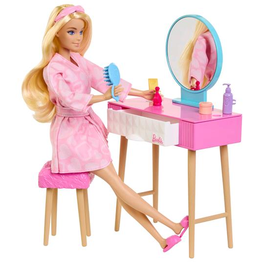 ?Barbie Movie - Playset della camera da letto di Barbie include una bambola Barbie, un letto, una specchiera, un gattino - 2