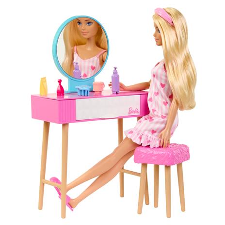 ?Barbie Movie - Playset della camera da letto di Barbie include una bambola Barbie, un letto, una specchiera, un gattino - 6
