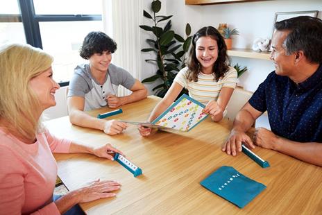 Mattel Games Scrabble - Il gioco da tavolo delle parole, nuova versione con doppio tabellone e modalità Parole di Squadra - 2