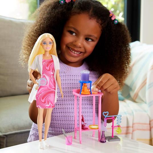 Barbie Carriere - Scienziata, set bambola bionda con camice bianco da laboratorio e accessori inclusi, 3+ anni, JCR70 - 2