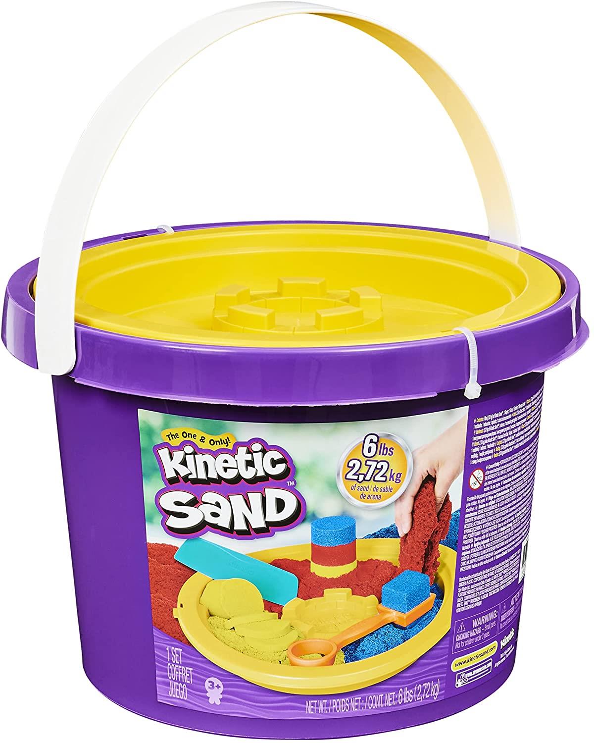 Kinetic Sand Secchiello da 2.72 kg con 3 Colori di Sabbia e 3 Accessori, dai 3 Anni, 6058787