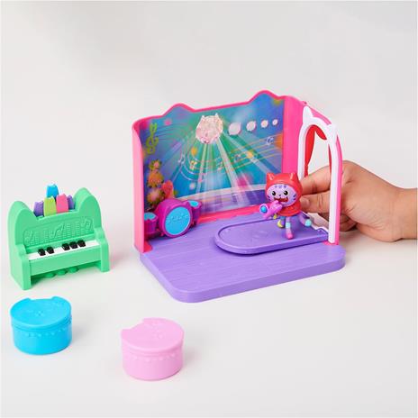 Gabby's Dollhouse, Groovy Music Room con Personaggio Daniel James Catnip, 2 Accessori, 2 mobili e 2 scatole con Sorpresa - 2