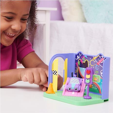 Gabby's Dollhouse, Stanza dei Giochi Purr-ific con la macchinina Giocattolo Carlita Accessori, mobili e Scatola con Sorpresa - 3