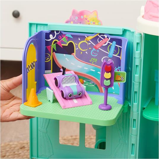 Gabby's Dollhouse, Stanza dei Giochi Purr-ific con la macchinina Giocattolo Carlita Accessori, mobili e Scatola con Sorpresa - 5