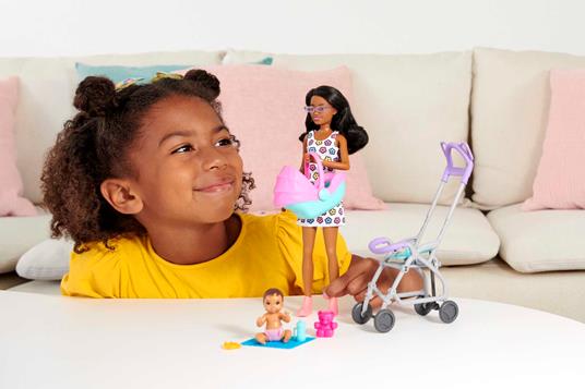 Barbie. Playset Babysitter con Bambola Skipper, Bebè, Mobili e Accessori, Assortimento Casuale - 3