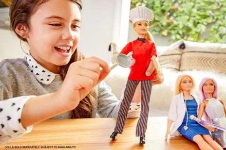 Barbie Bambola Chef con Padella e Cappello da Cuoco, Giocattolo per Bambini 3+ Anni. Mattel (FXN99) - 3