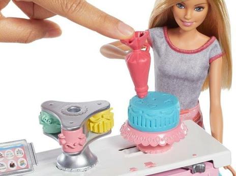 Barbie Playset Pasticceria con Bambola e Accessori da Cucina, 3+ Anni. Mattel (GFP59) - 4