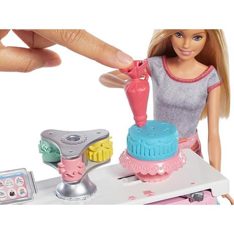 Barbie Playset Pasticceria con Bambola e Accessori da Cucina, 3+ Anni. Mattel (GFP59) - 8