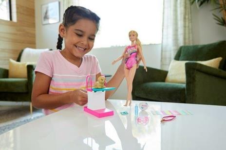 Barbie Nuotatrice, Bambola in Costume con Piscina e Accessori, 3+ Anni . Mattel (GHK23) - 5
